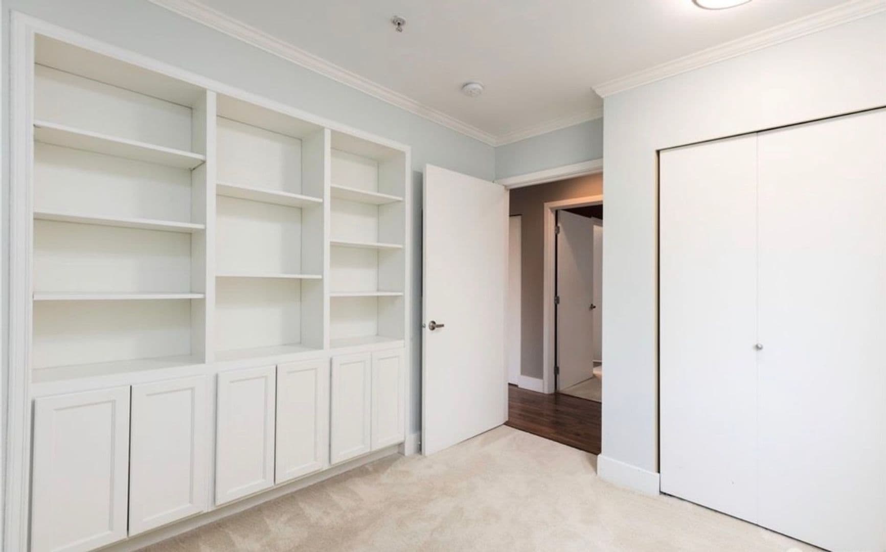 Kirkland Condo: 220 1st St