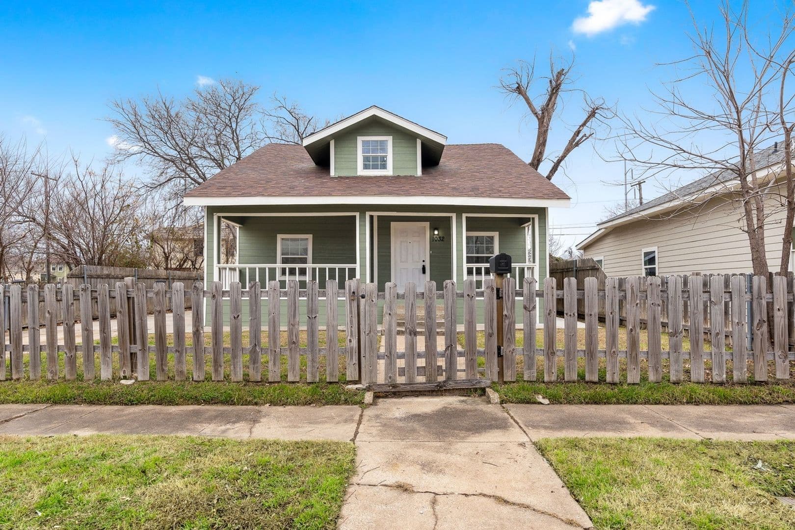 Fort Worth House: 1032 E Tucker St