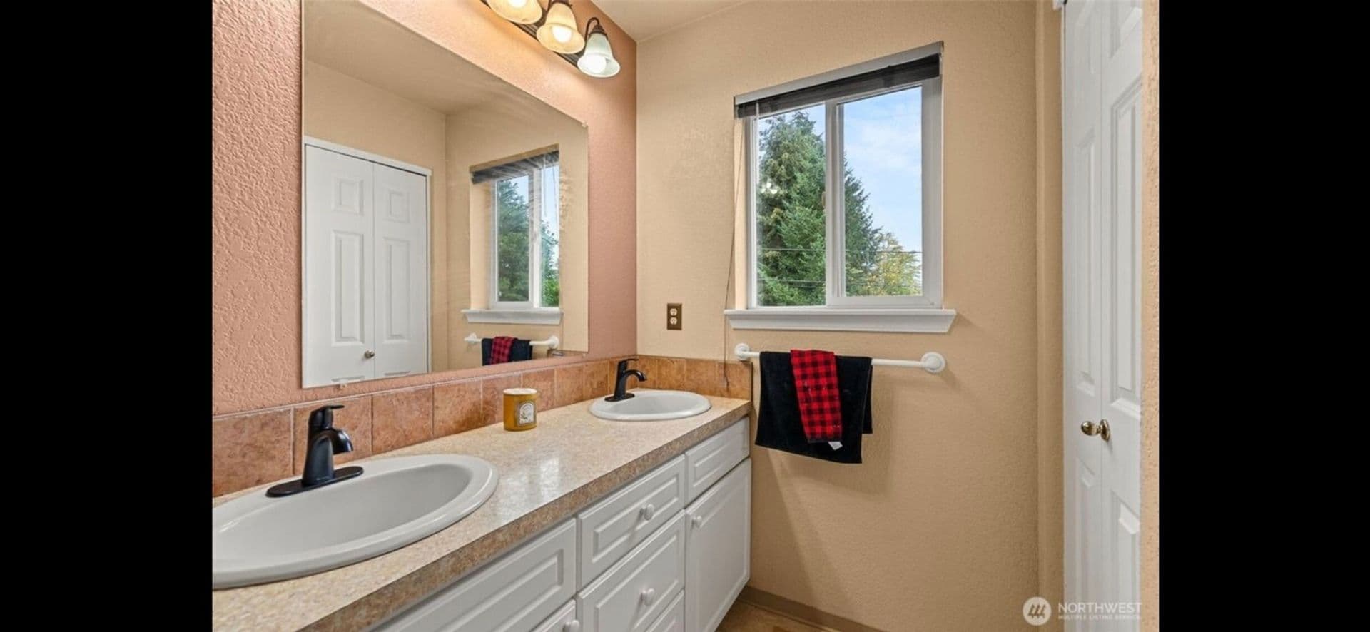 Olympia House: 627 Bates St SW