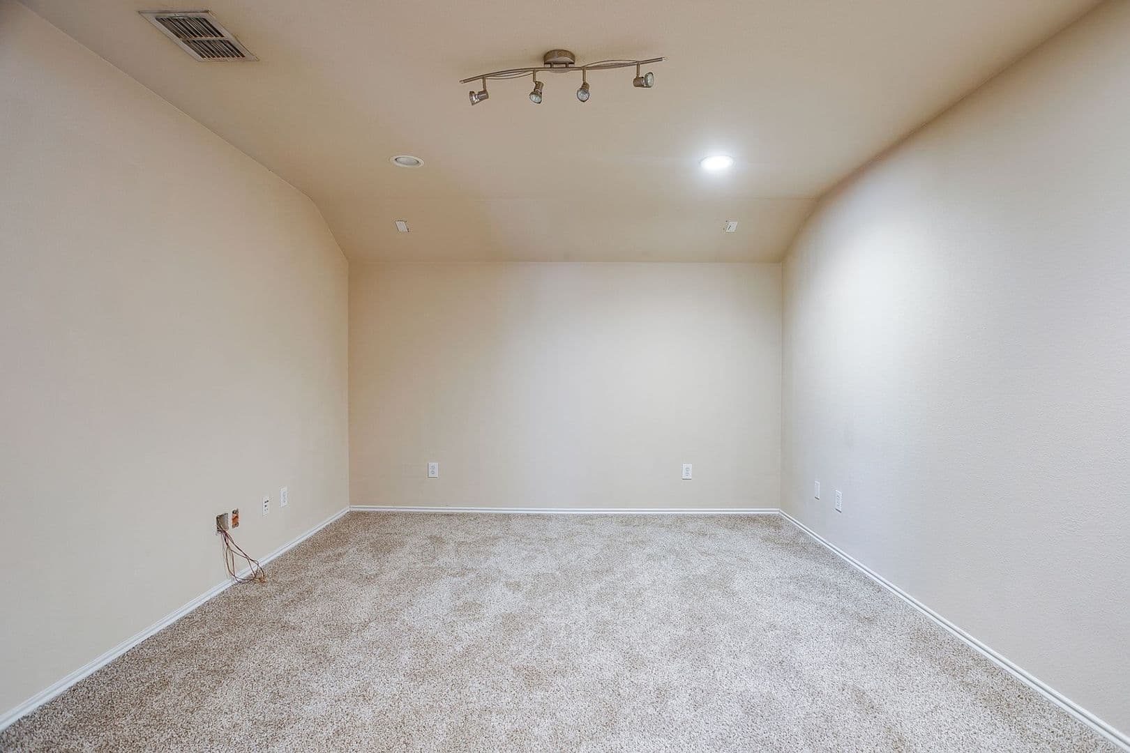 Grand Prairie House: 7004 Alcala