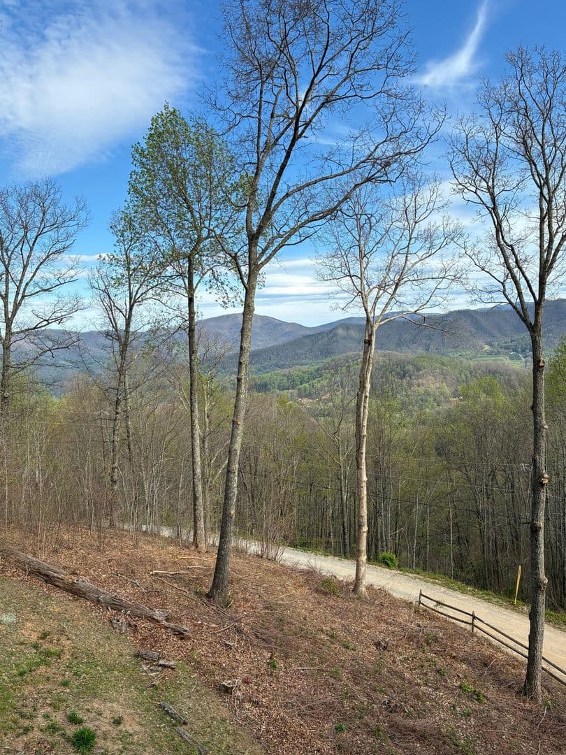 Waynesville House: 872 Mountainside Dr