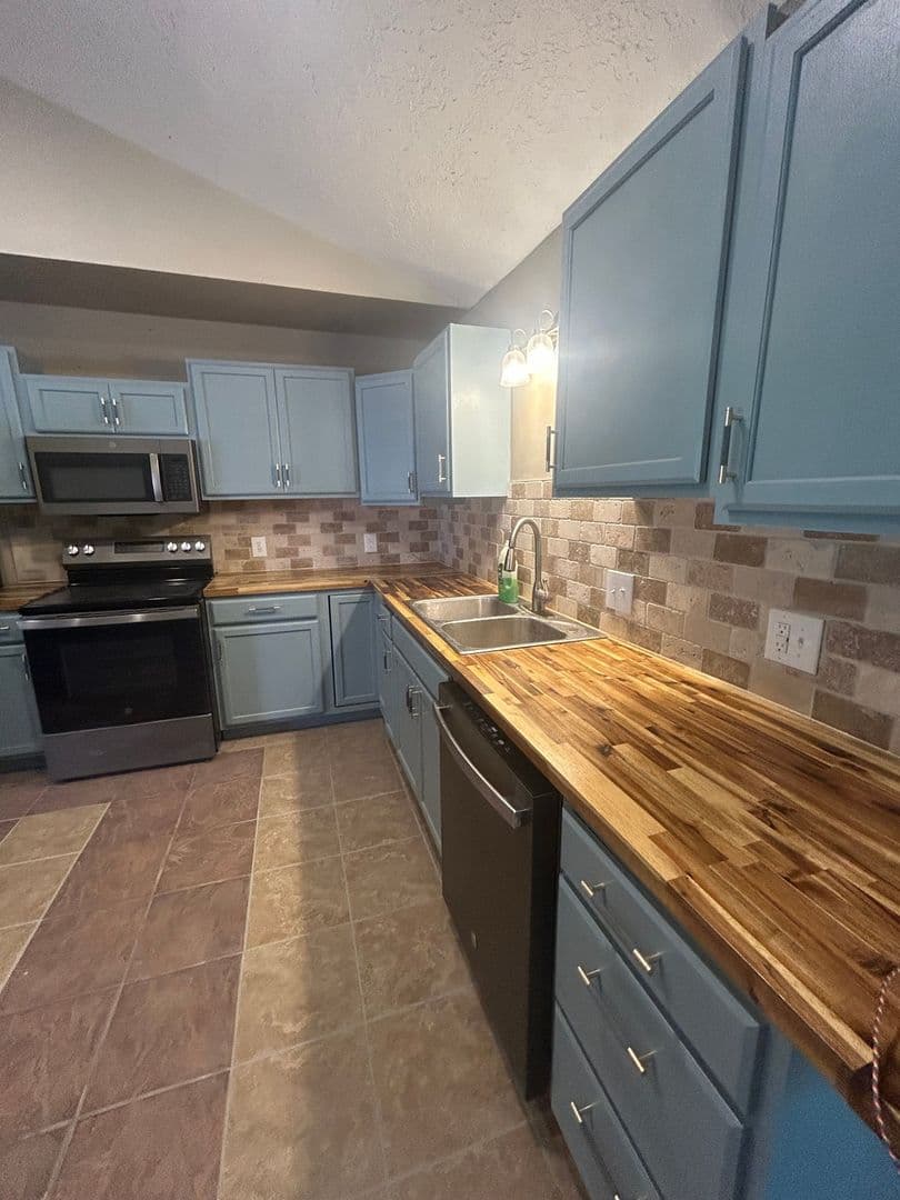Mabank House: 18016 Lakeview Blvd