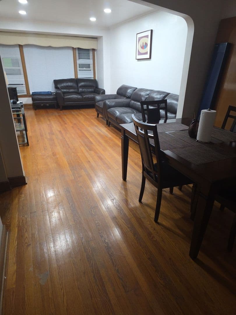 Chicago House: 9024 S Utica Ave