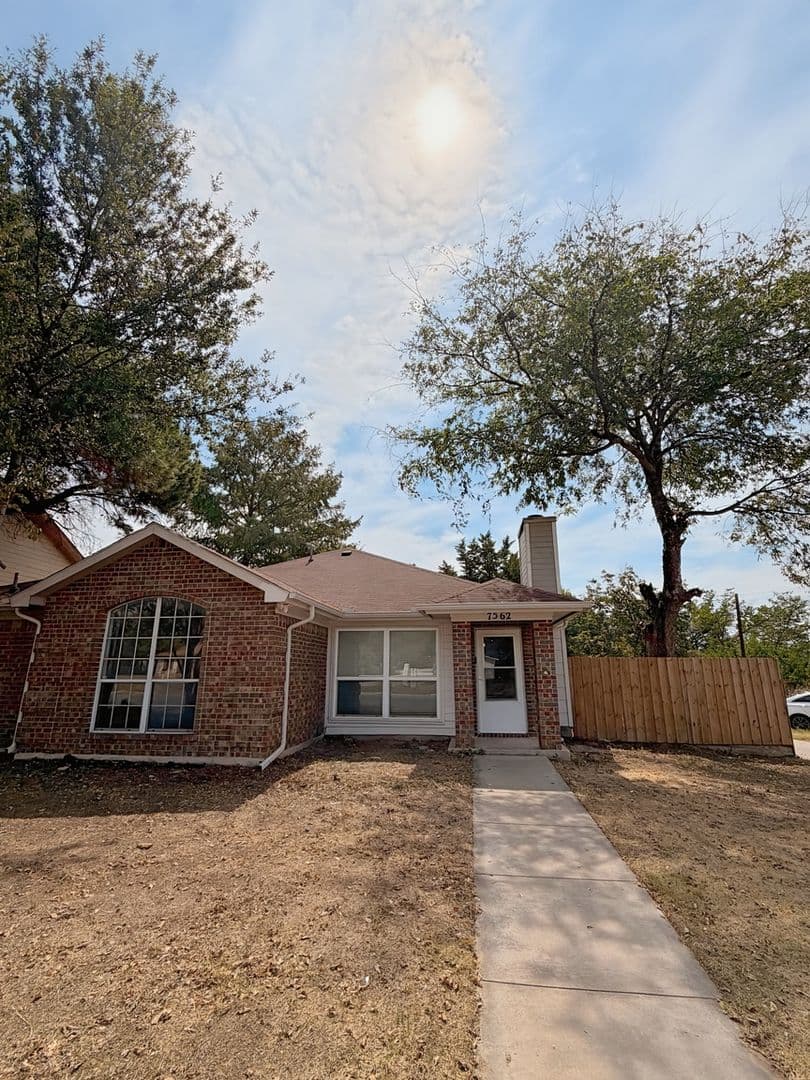 Fort Worth House: 7562 John T White Rd