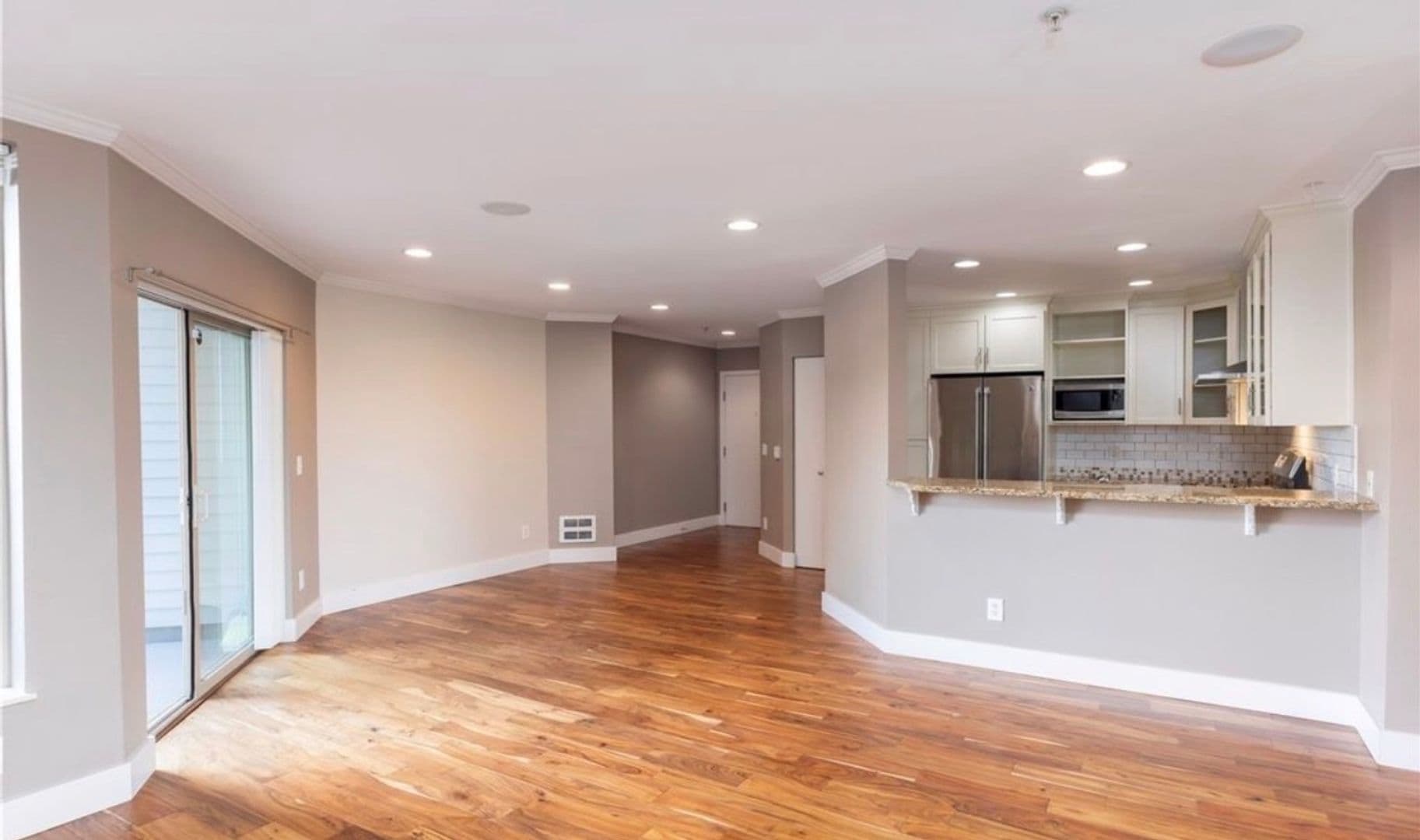 Kirkland Condo: 220 1st St