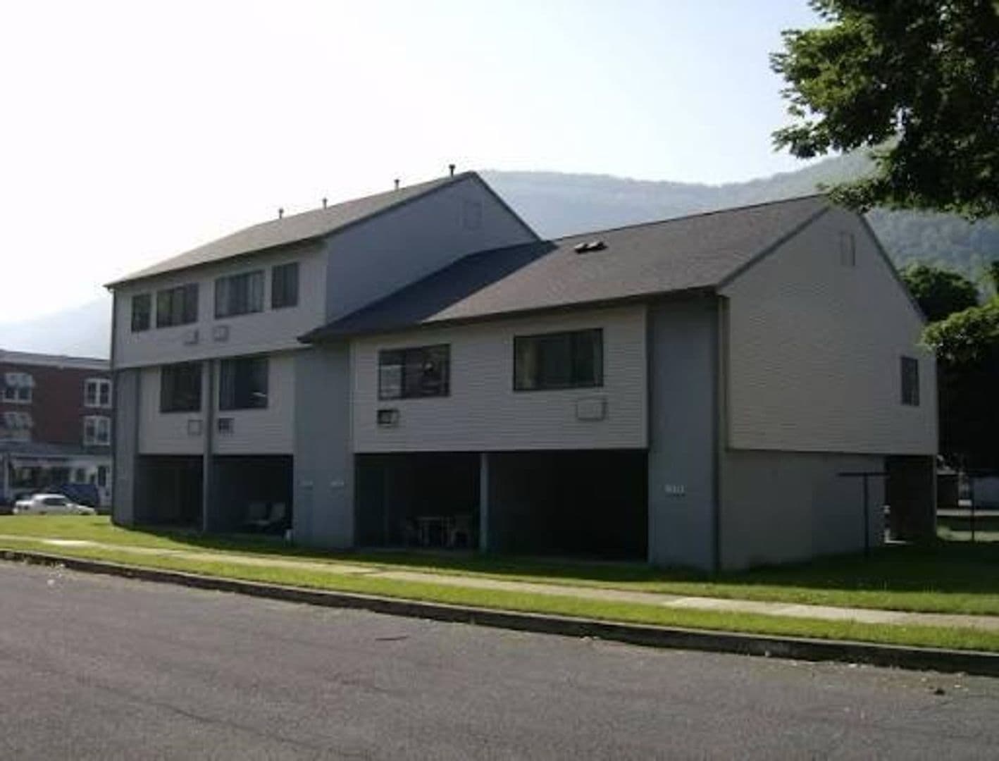 Renovo Townhome: 140 14th St