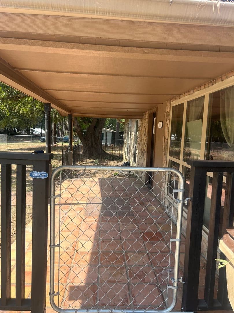 Mabank House: 18016 Lakeview Blvd