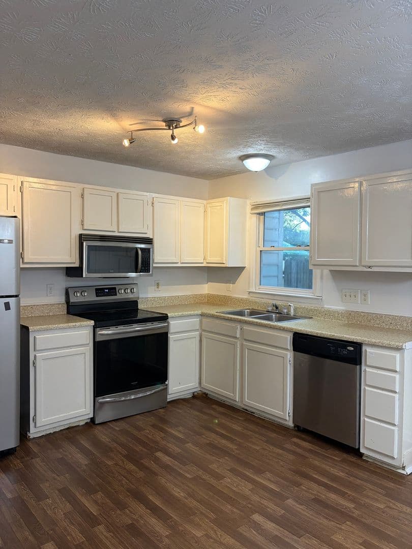 Fayetteville House: 3323 Scotty Hill Rd