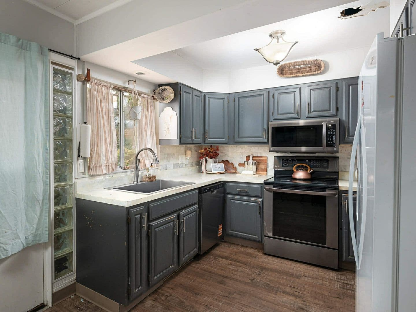Charleston House: 604 Bendview Dr