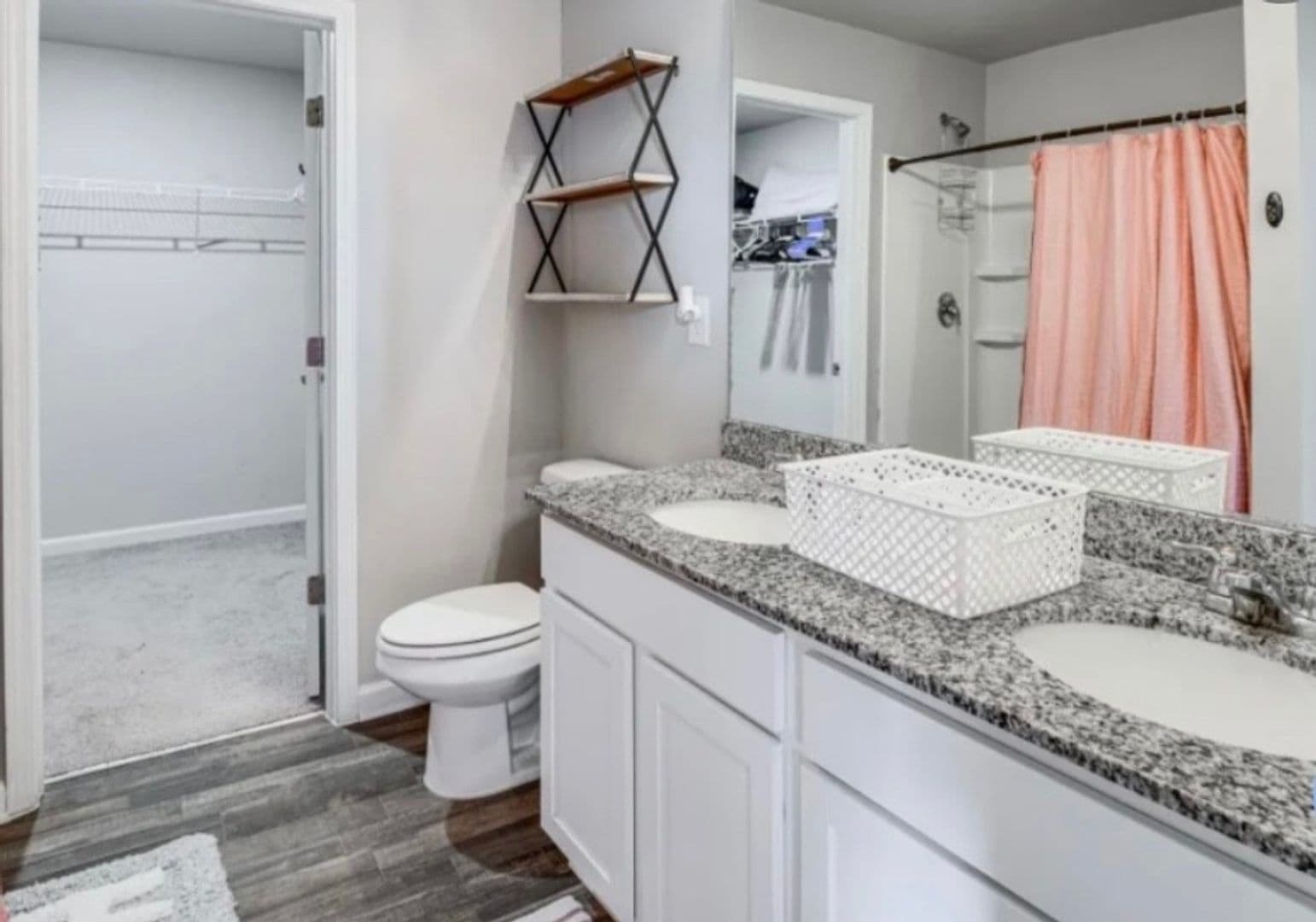 Macon House: 212 Hawthorn Trl