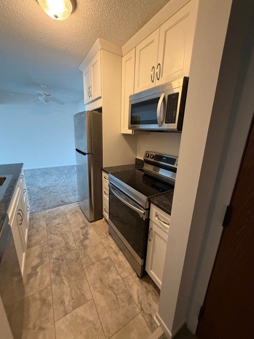 Mound Condo: 4387 Wilshire Blvd