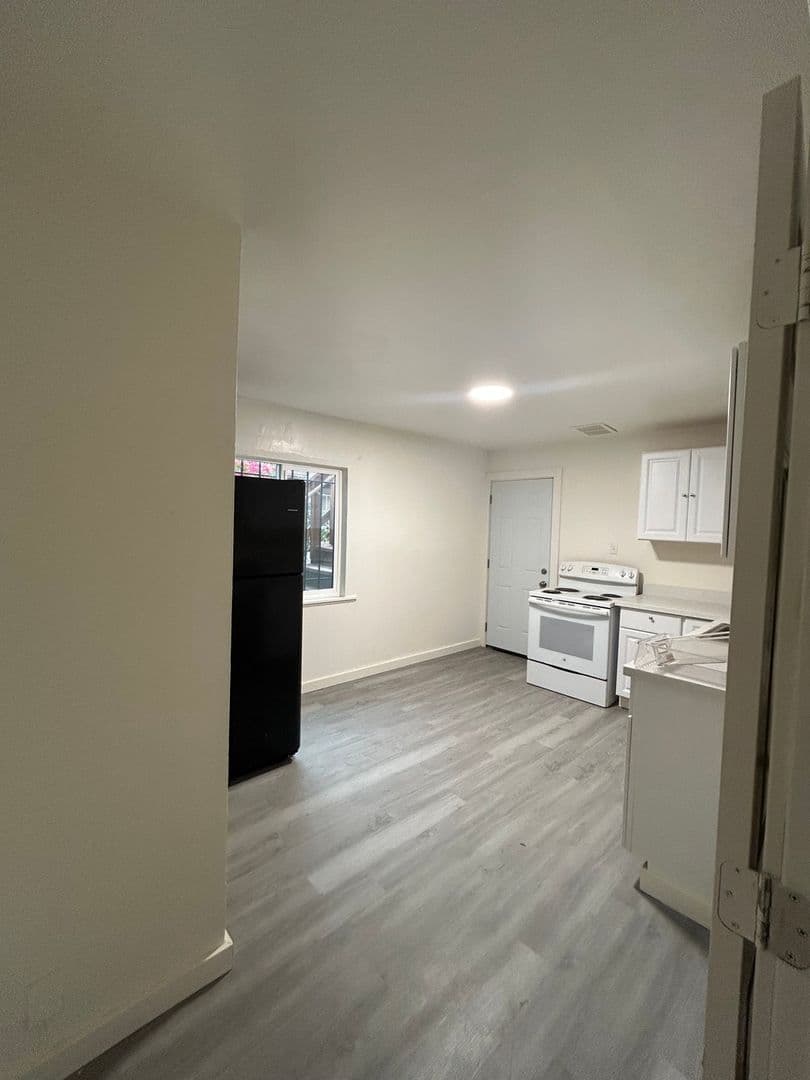 Oakland Townhome: 2324 92nd Ave