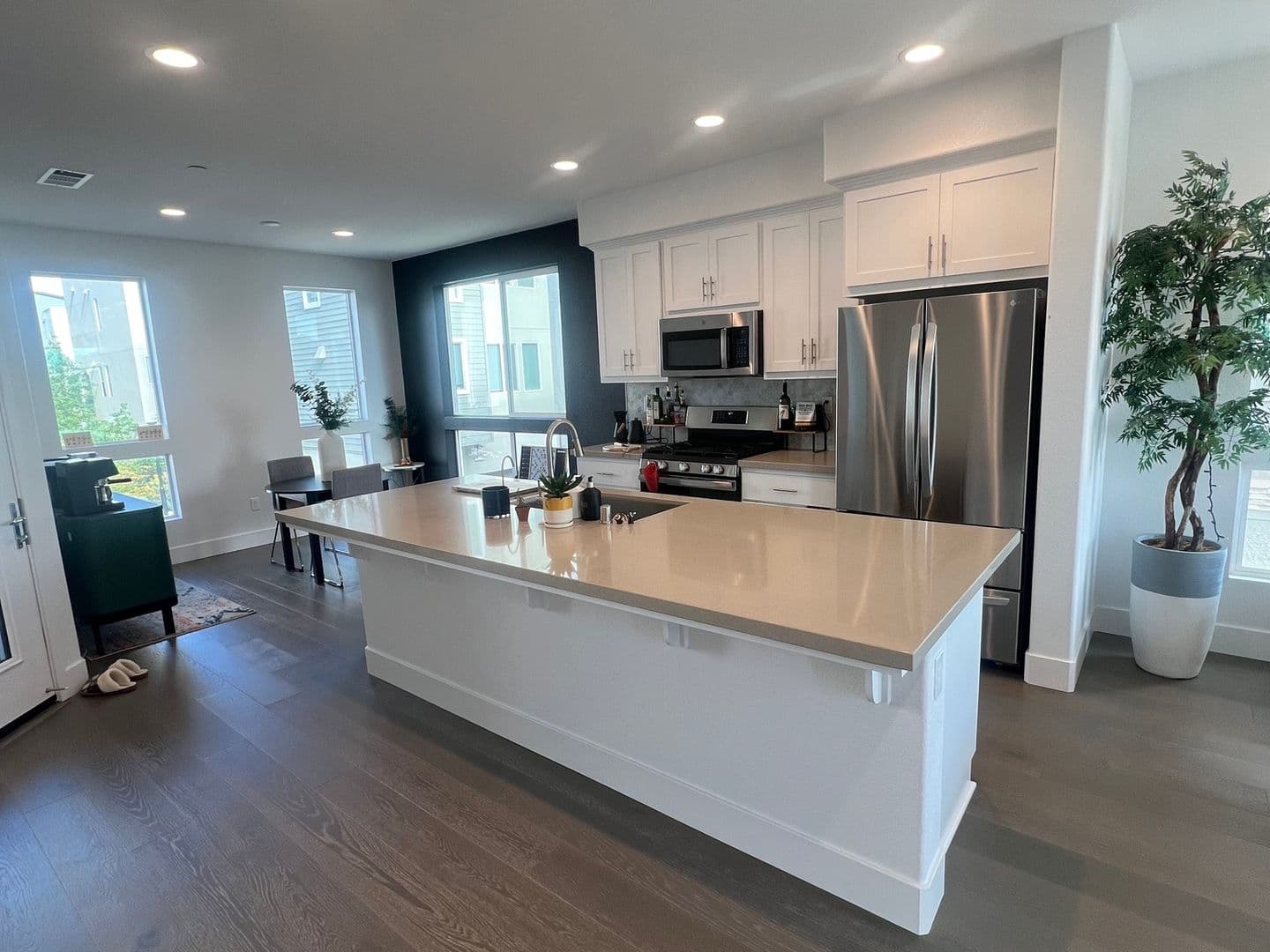 Richmond Condo: 814 Marina Way S