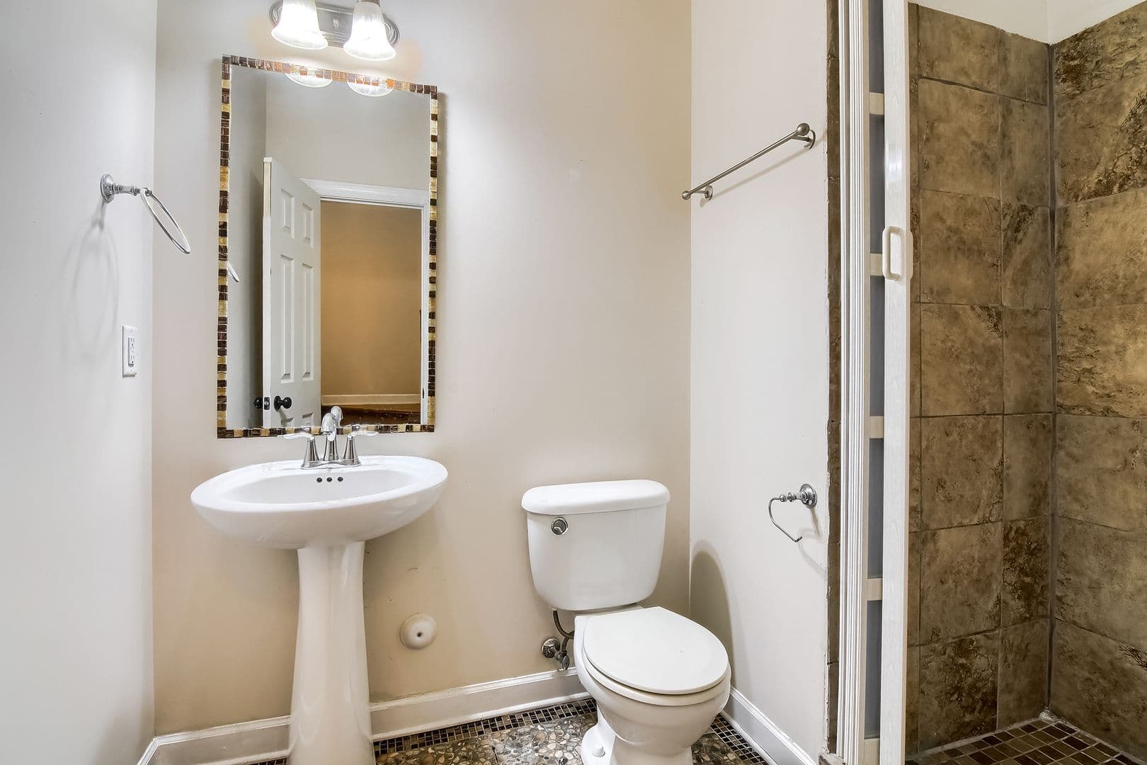 Morrisville House: 202 Roundhouse Lane