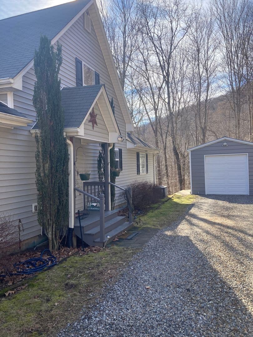 Waynesville House: 872 Mountainside Dr