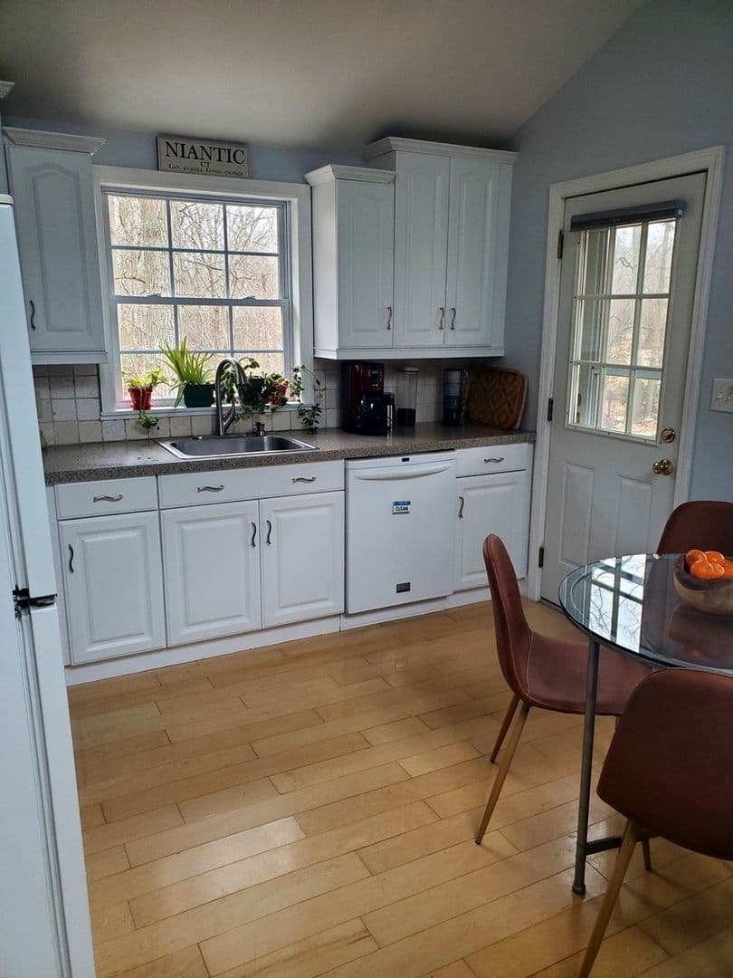 Niantic House: 71 Oakwood Rd