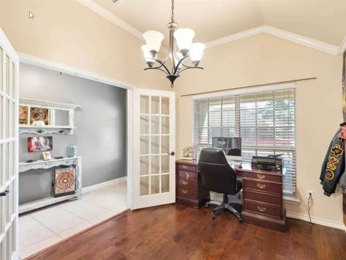 Forney House: 1052 Lufkin Ln