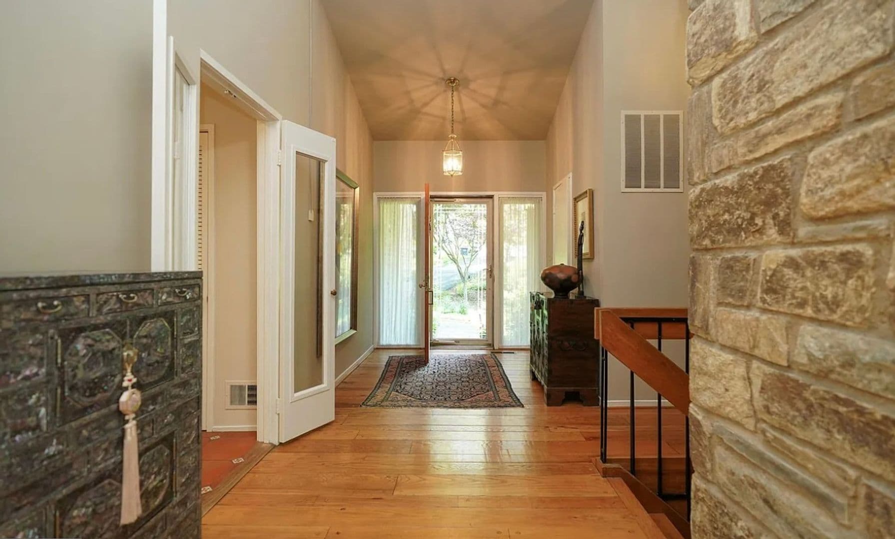 Potomac House: 8801 Quiet Stream Ct