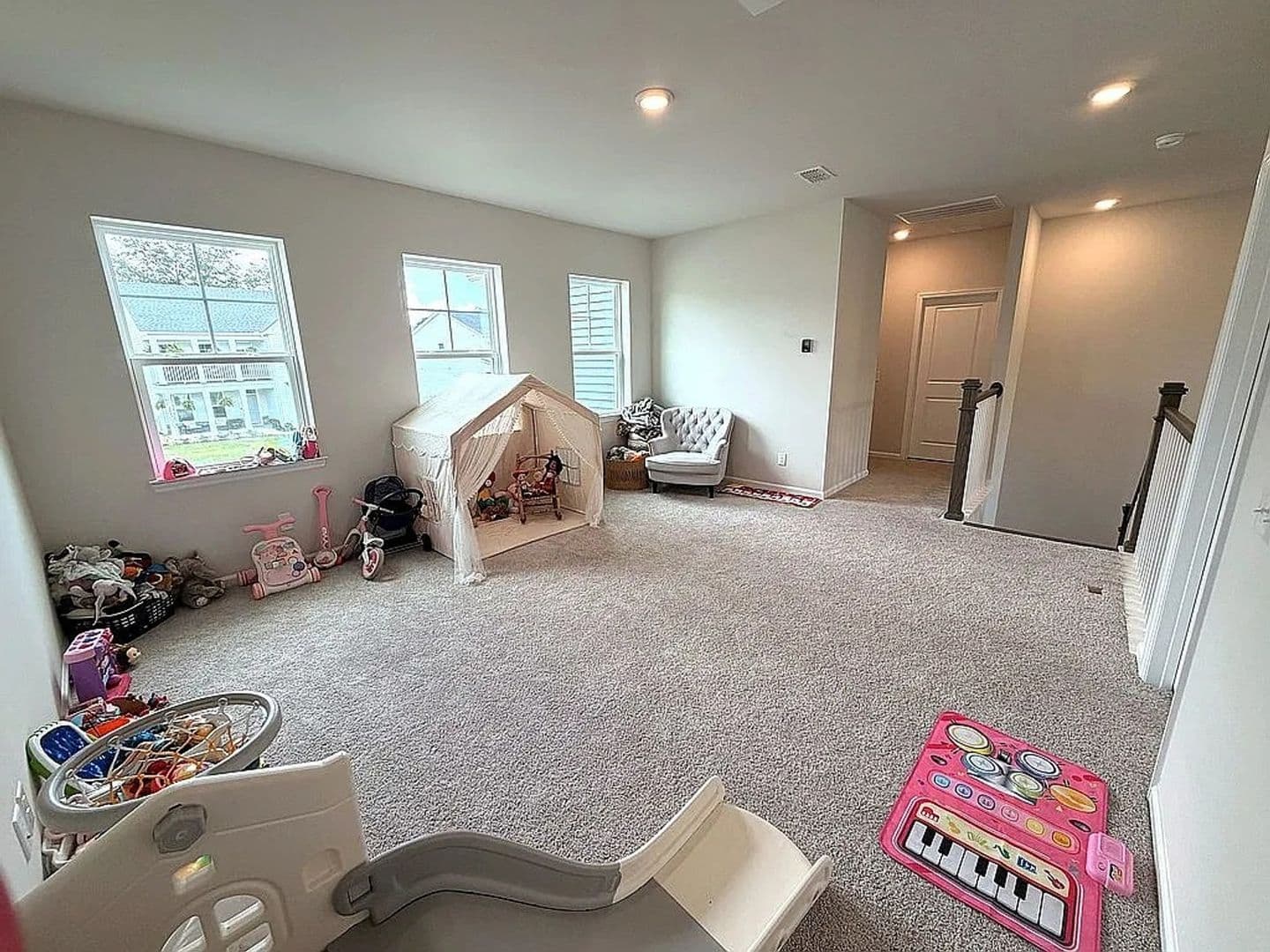 Goose Creek House: 147 The Oaks Ave