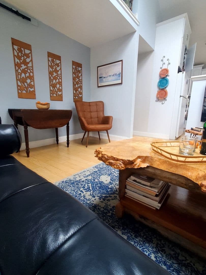 Niantic House: 71 Oakwood Rd