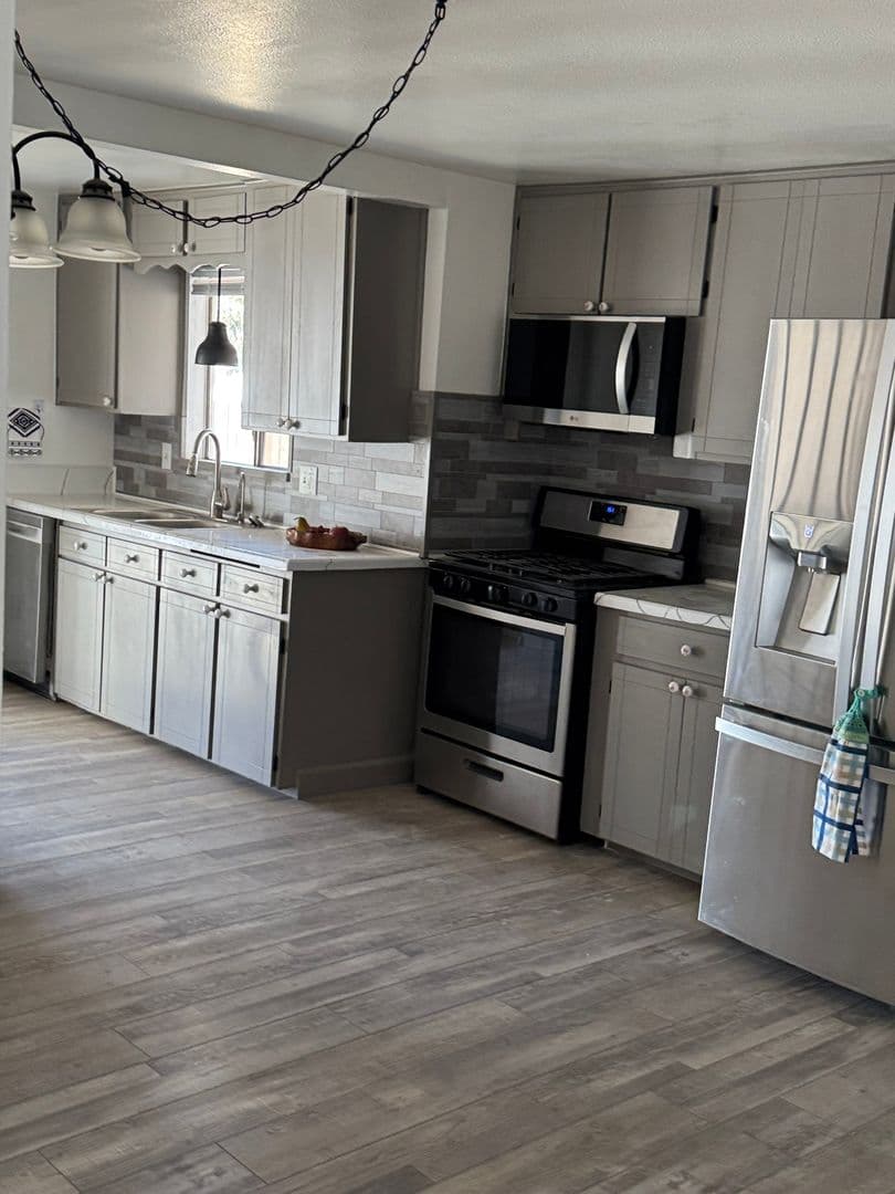 Visalia House: 16534 Avenue 291