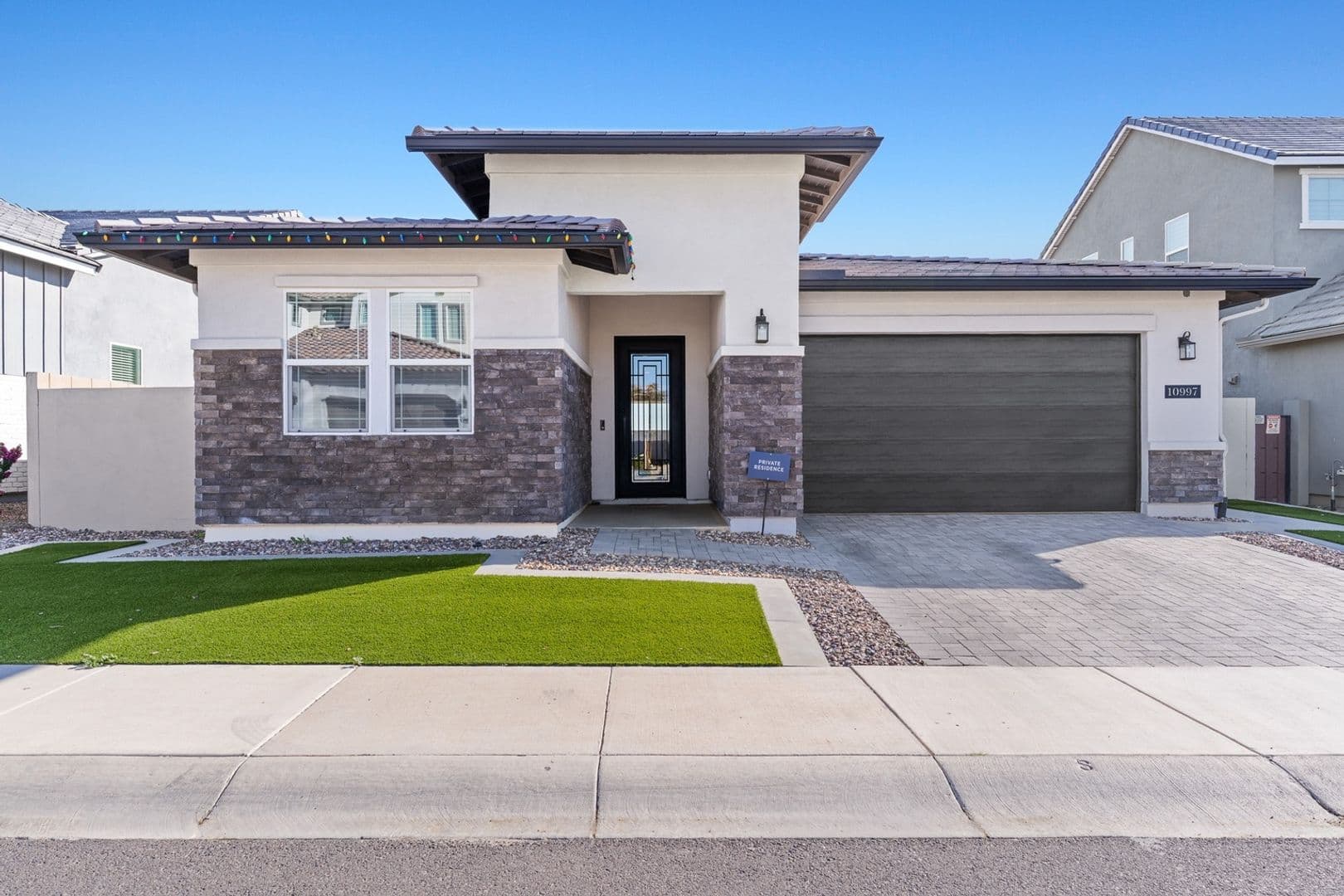 Surprise House: 10997 N Hershey St