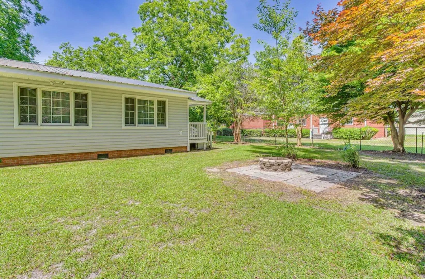 Whiteville House: 208 E Columbus St
