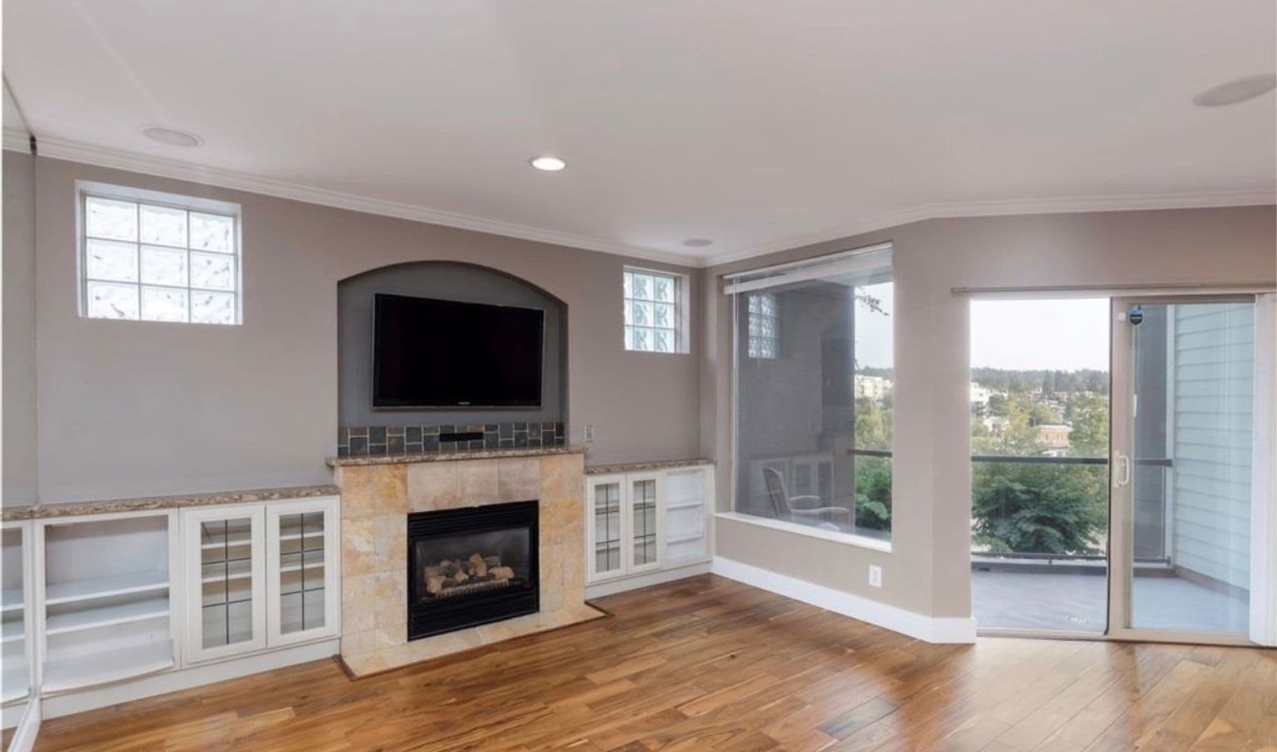 Kirkland Condo: 220 1st St