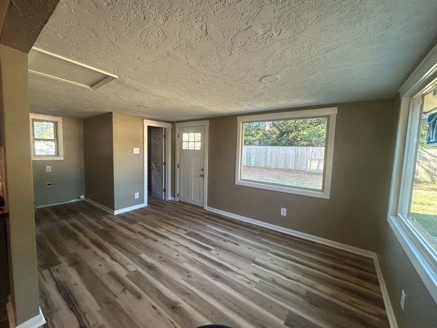 Mabank House: 18016 Lakeview Blvd
