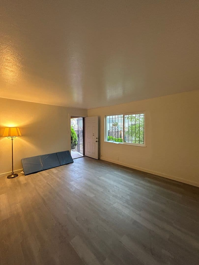 Oakland Townhome: 2324 92nd Ave