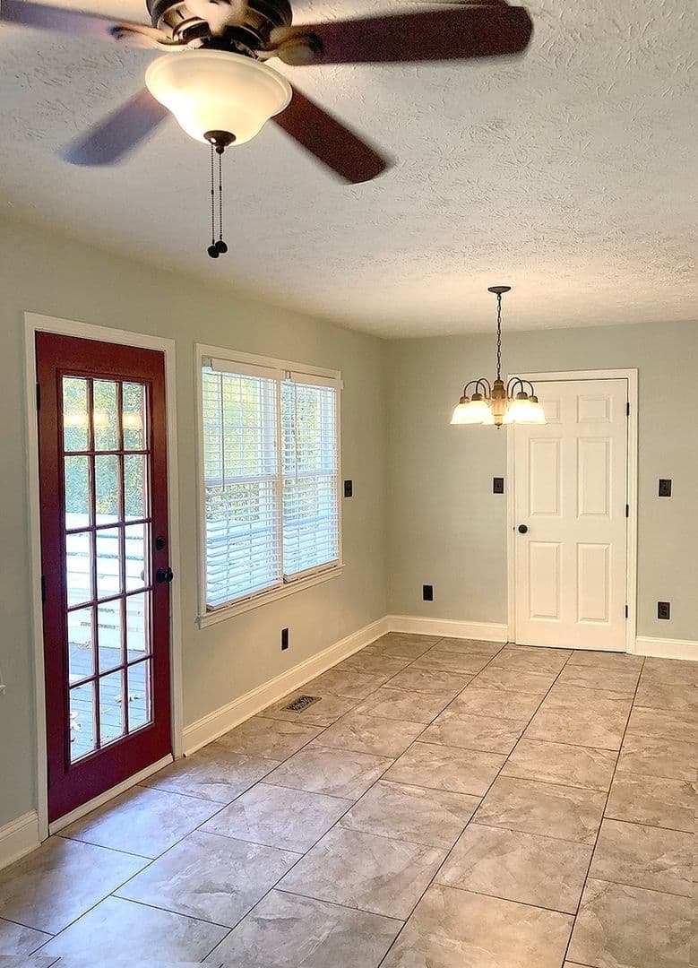 Villa Rica House: 1370 Fernwood Ct