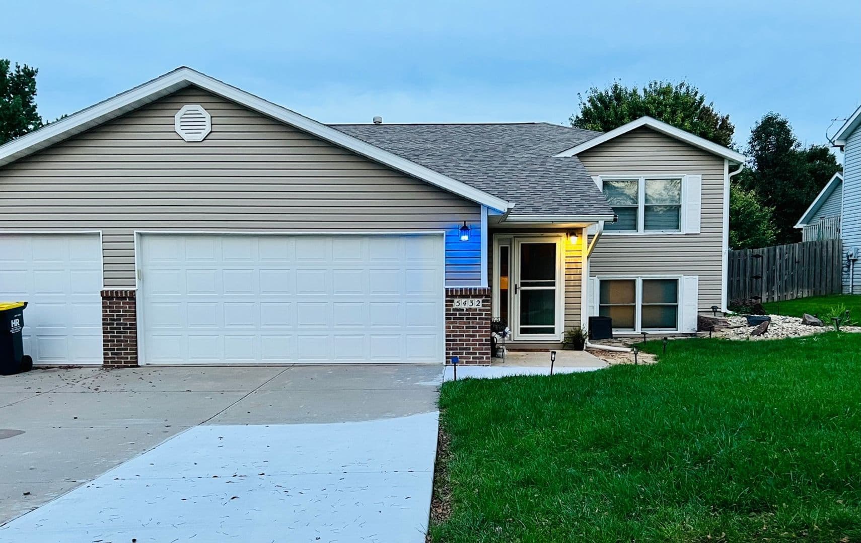 Lincoln House: 5432 S 78th St