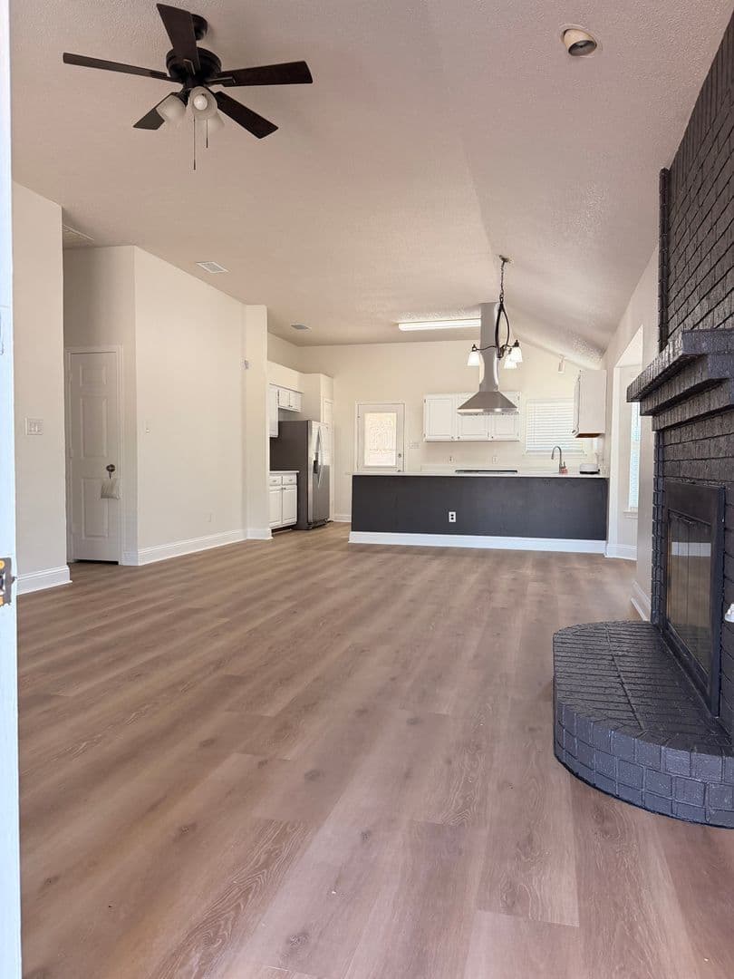 Fort Worth House: 7562 John T White Rd