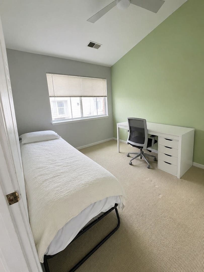 Washington Condo: 54 Hawthorne Ct NE
