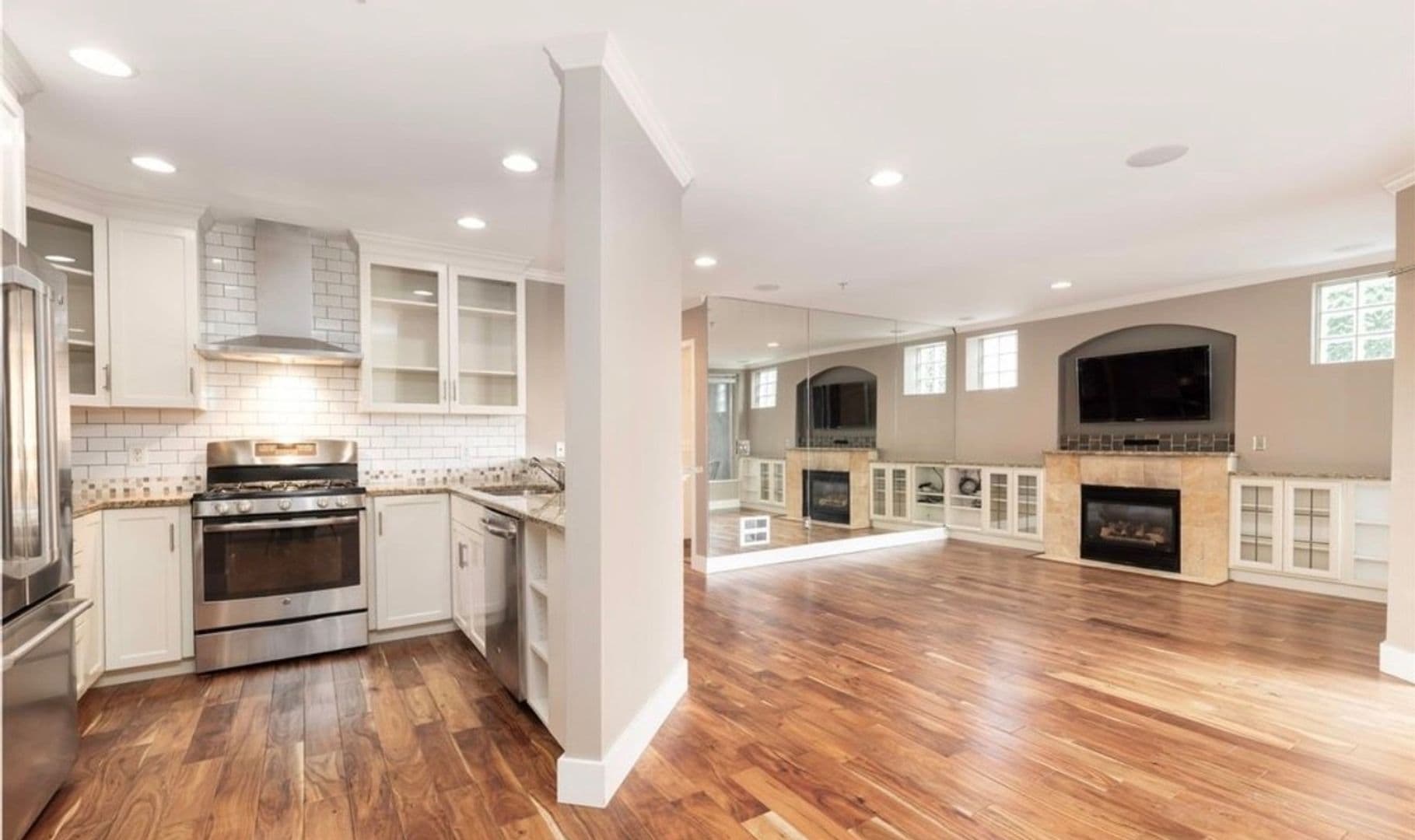 Kirkland Condo: 220 1st St