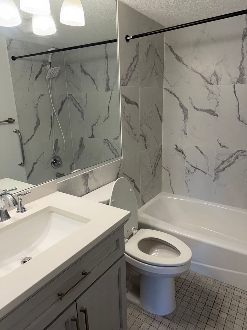 Mound Condo: 4387 Wilshire Blvd