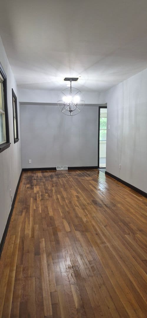 Saint Louis House: 10605 Dunkeld Cir