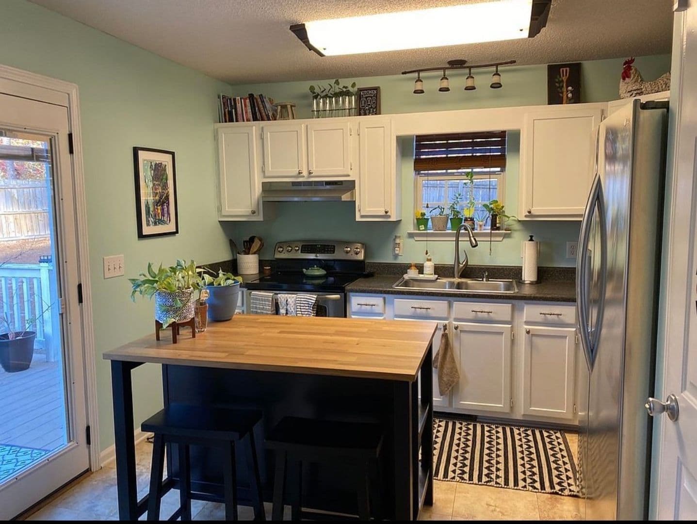 Columbia House: 6 White Wing Ct