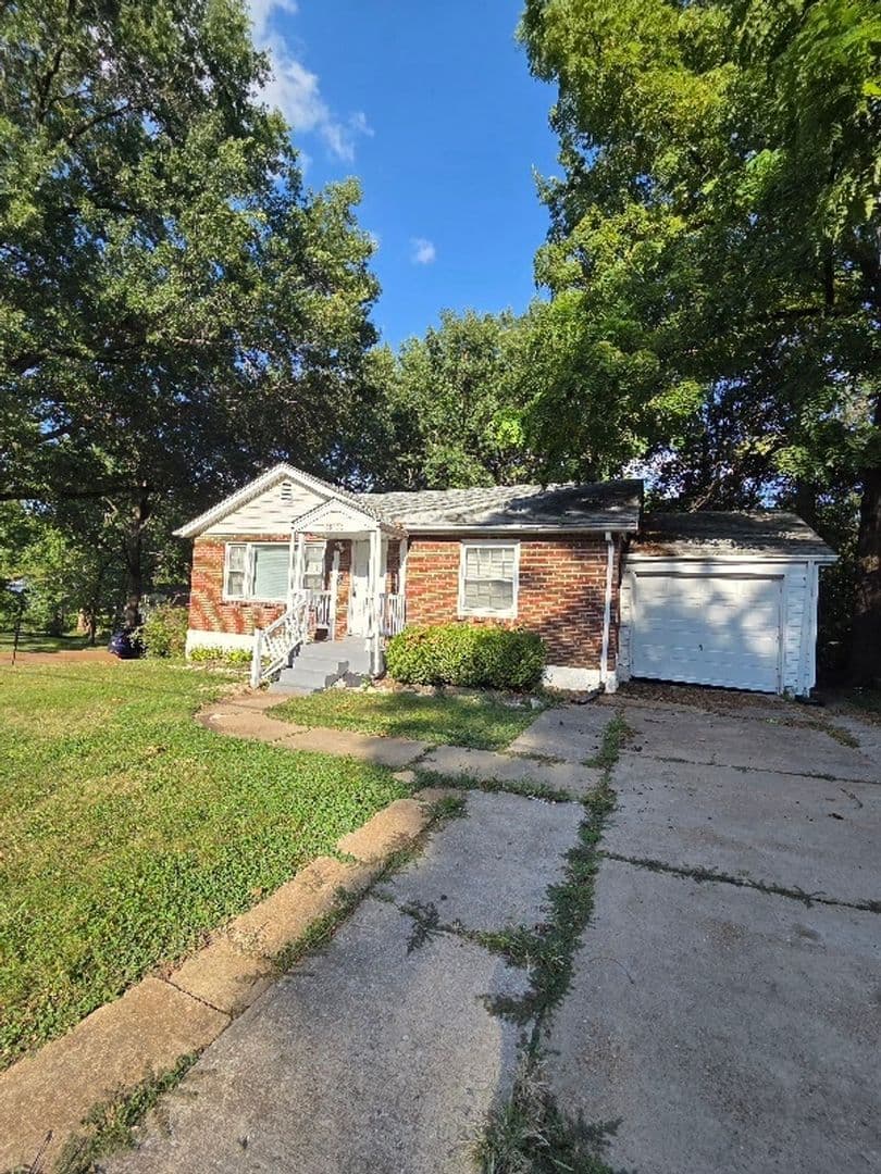 Saint Louis House: 1816 N Hanley Rd