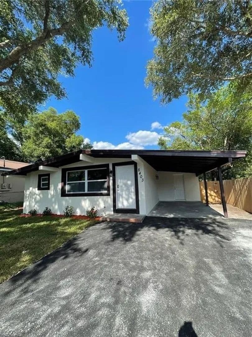 Tampa House: 8403 N Semmes St