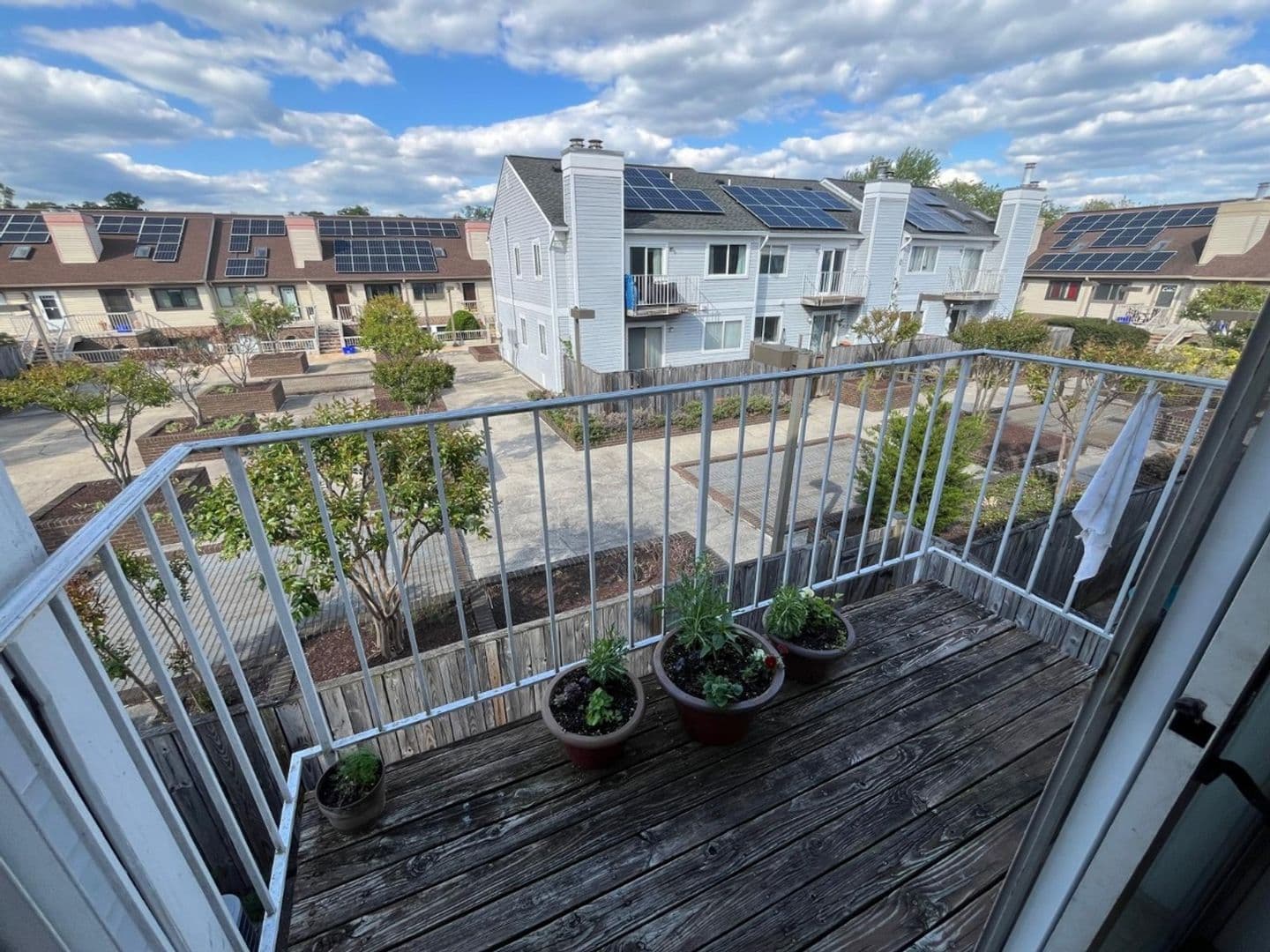 Washington Condo: 54 Hawthorne Ct NE