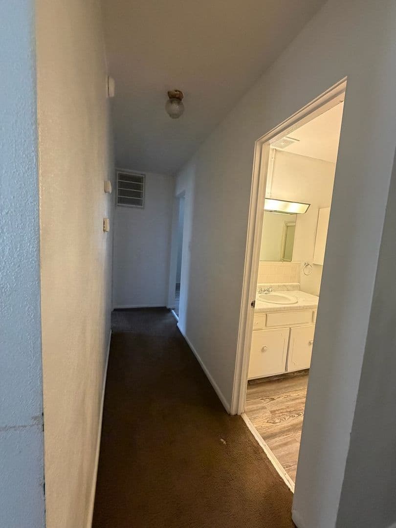 Belleville Townhome: 704 S High St