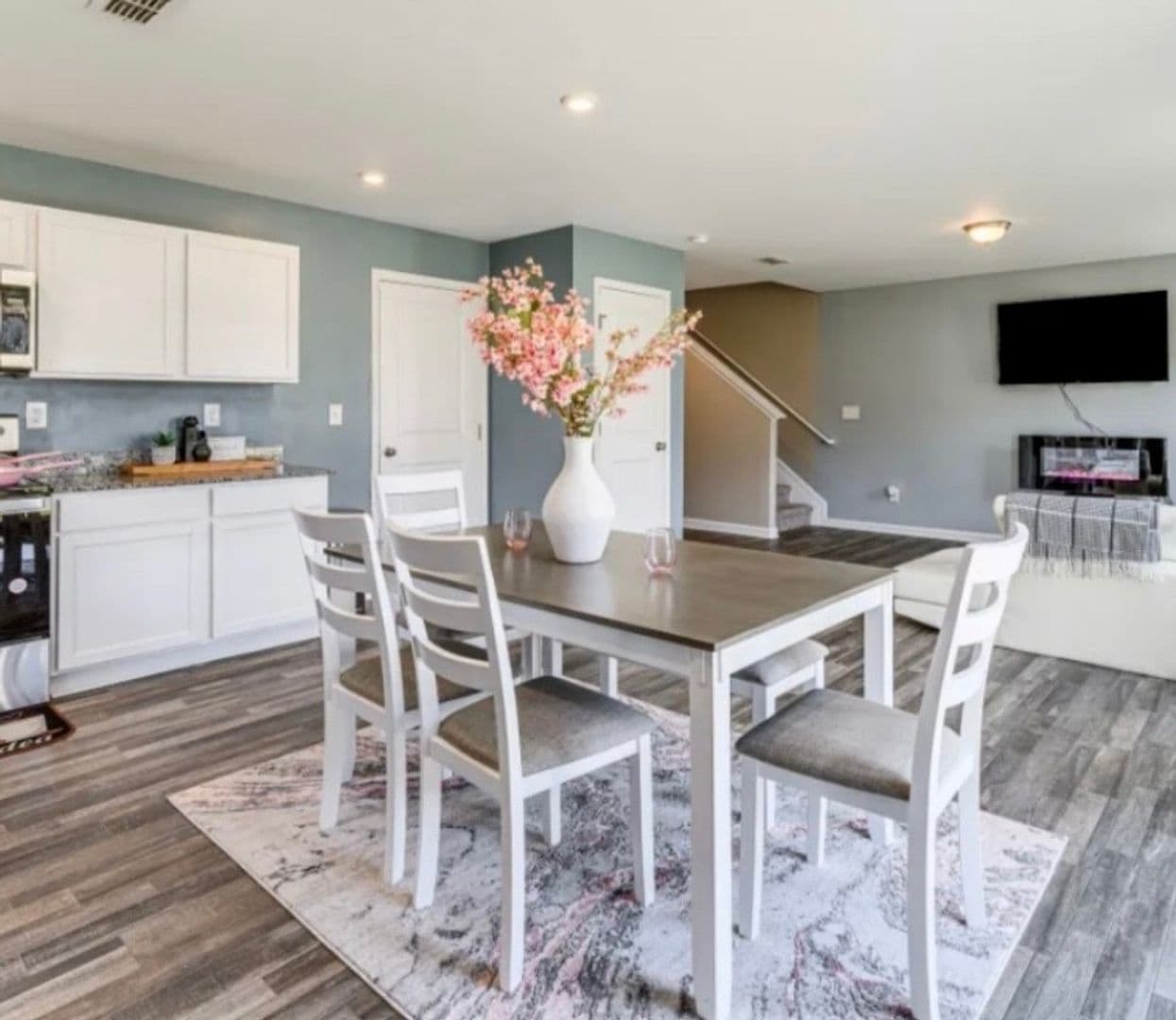 Macon House: 212 Hawthorn Trl