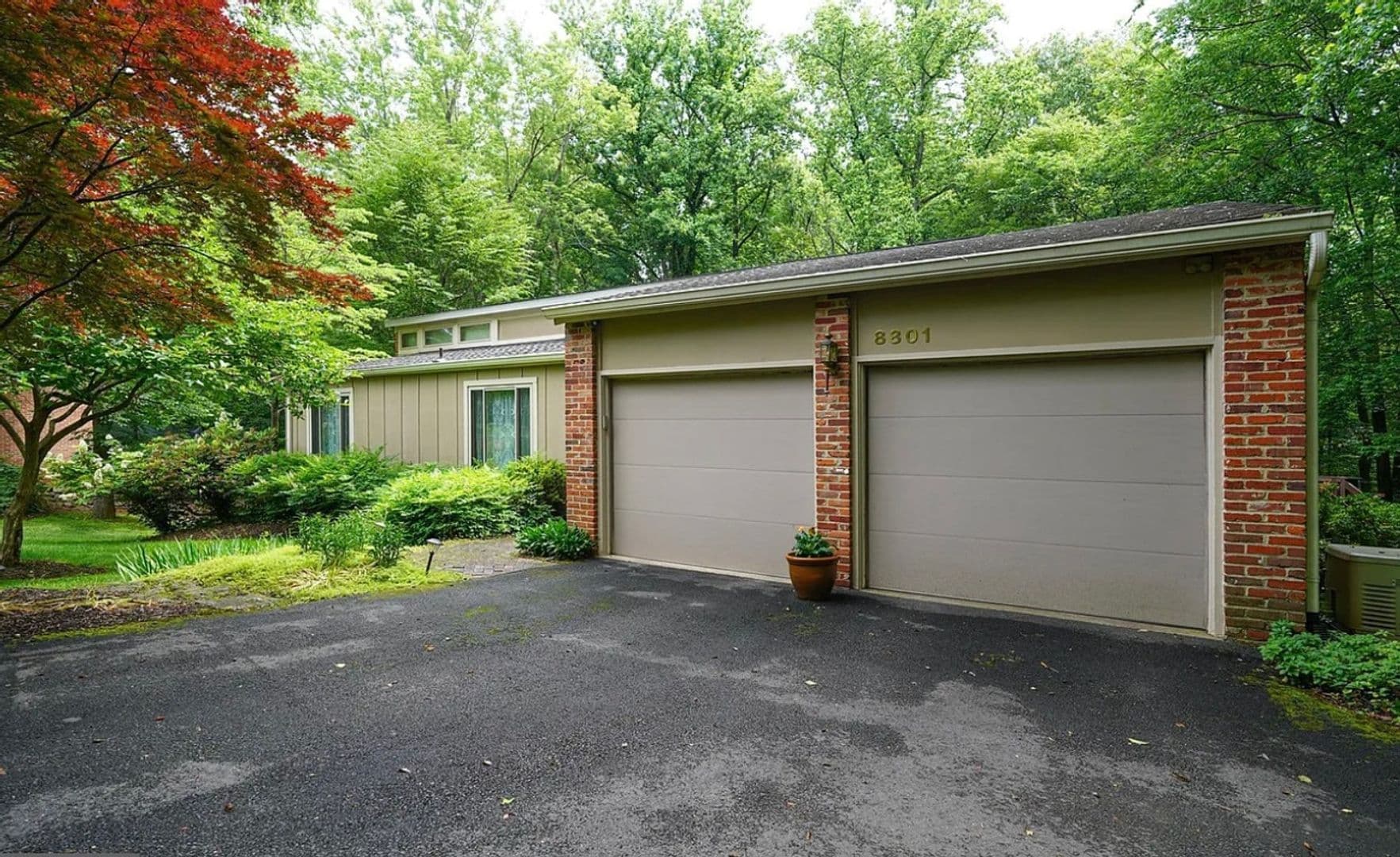 Potomac House: 8801 Quiet Stream Ct