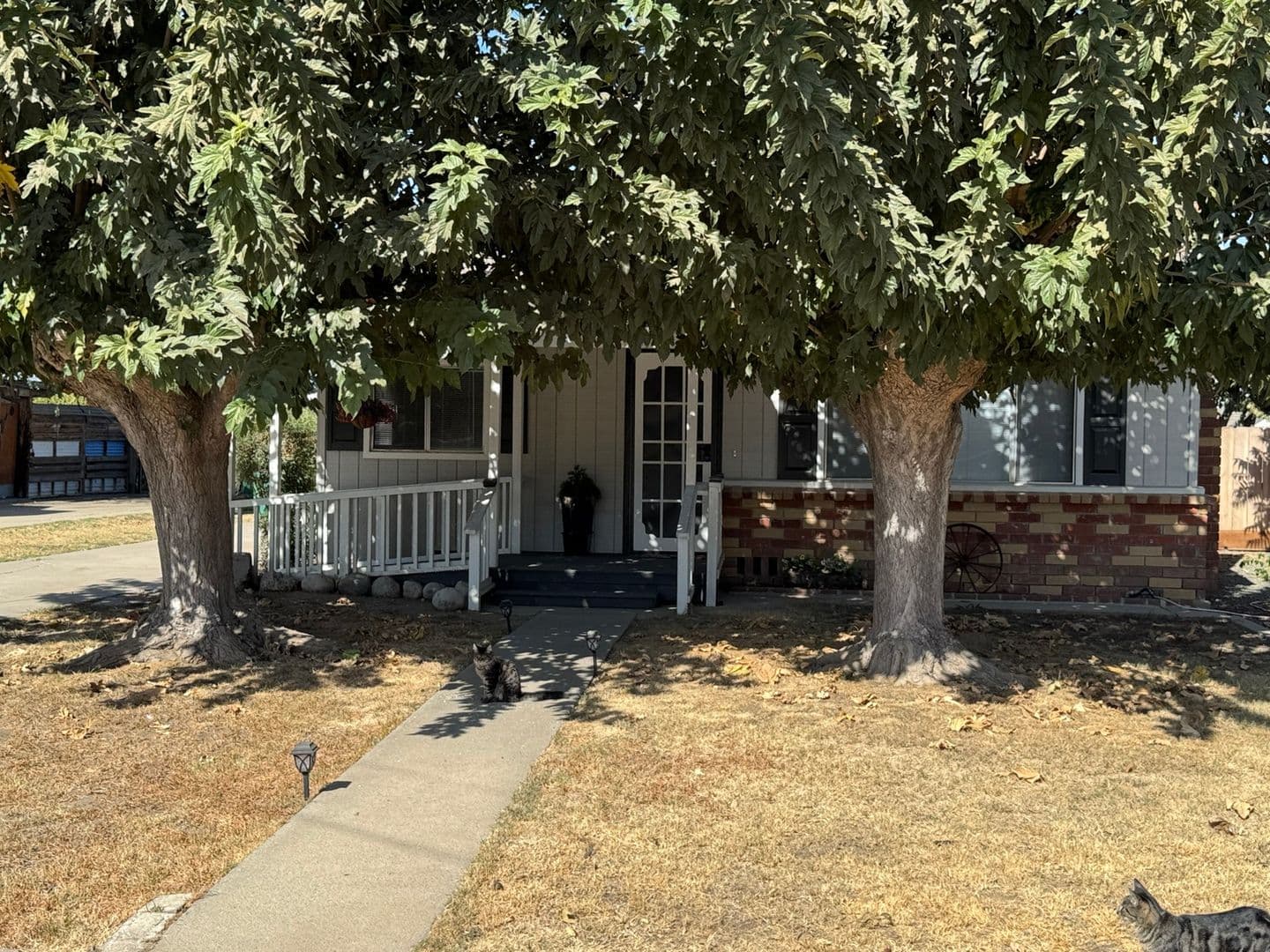 Visalia House: 16534 Avenue 291