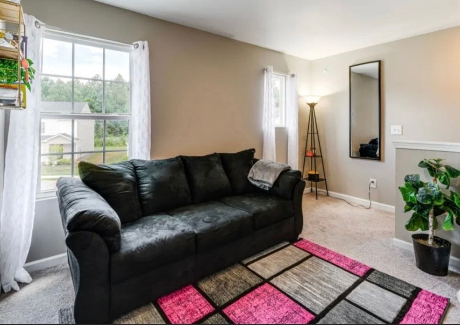 Macon House: 212 Hawthorn Trl