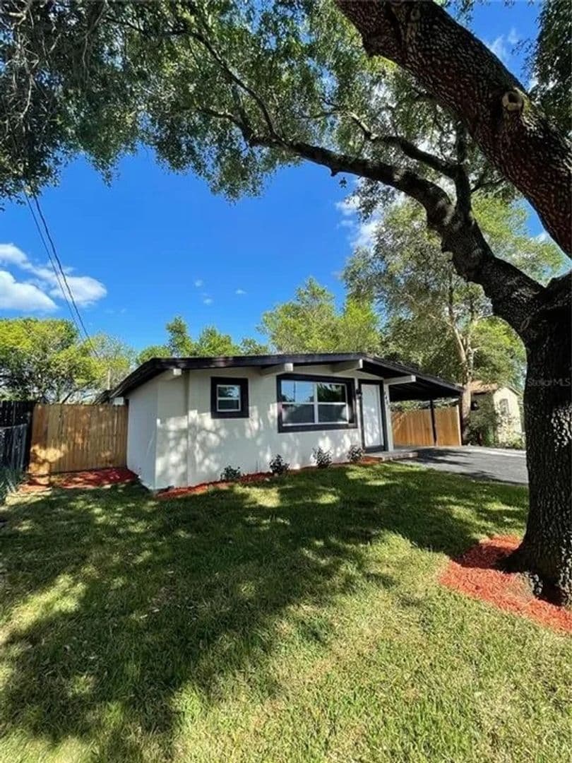 Tampa House: 8403 N Semmes St