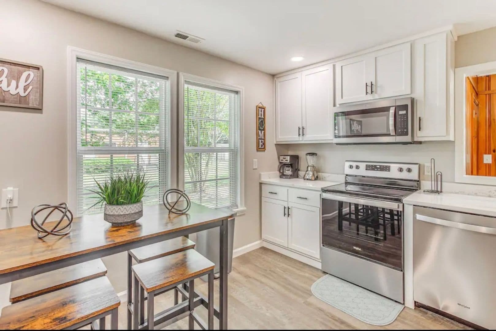 Whiteville House: 208 E Columbus St
