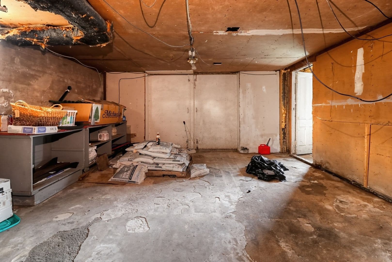 Crystal Lake House: 6414 W Hillside Rd