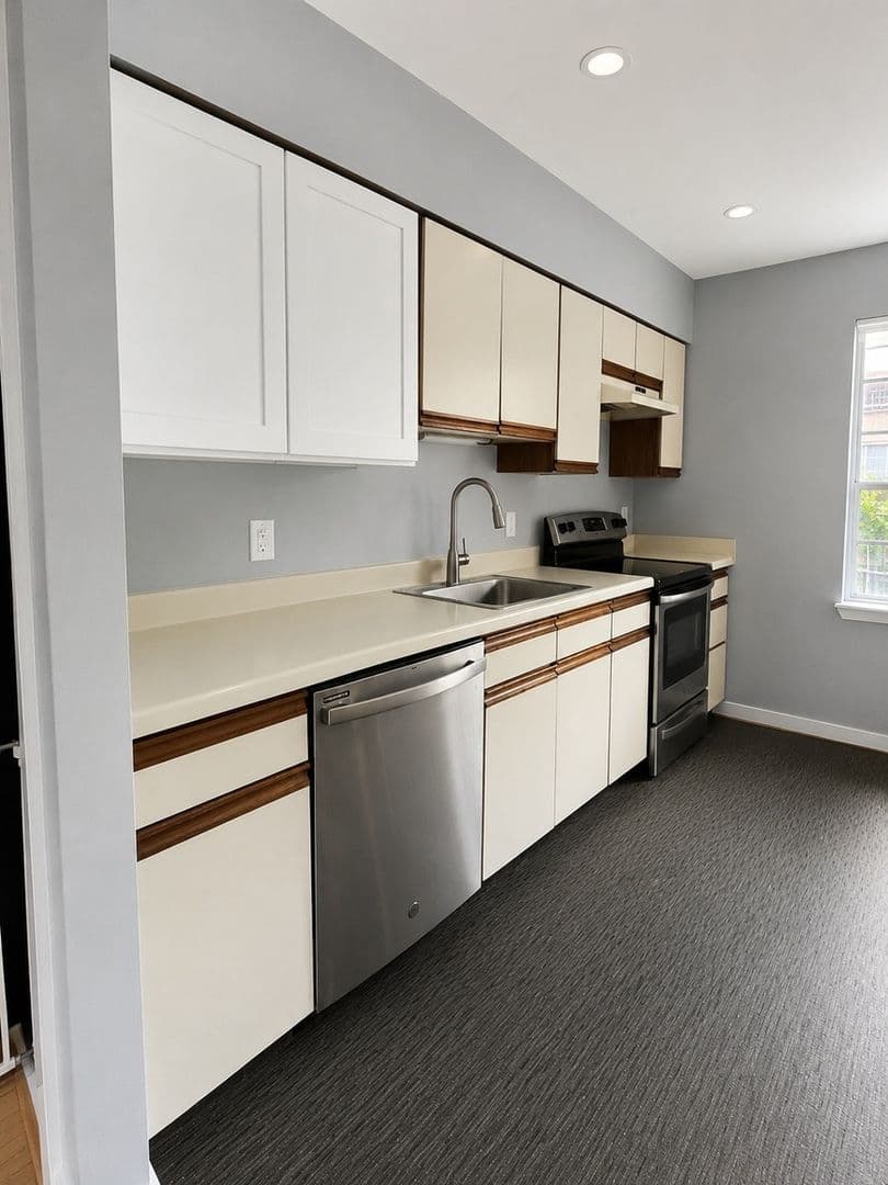 Washington Condo: 54 Hawthorne Ct NE
